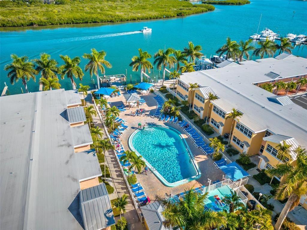 Gulf Coast Gem Private - 2bed, 1bath, Sleeps 6, Across The Street From & Gulf, Game Room, Pool Clearwater Beach