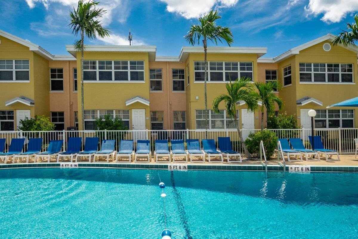 Gulf Coast Gem Private - 2bed, 1bath, Sleeps 6, Across The Street From & Gulf, Game Room, Pool *