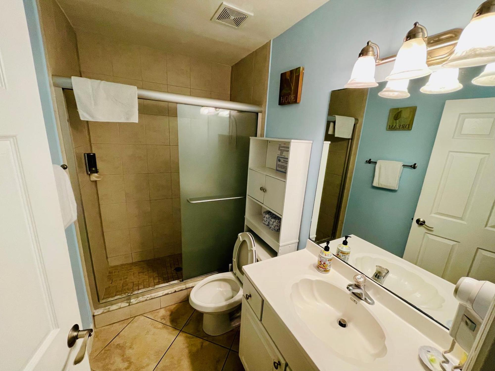 Gulf Coast Gem Private - 2bed, 1bath, Sleeps 6, Across The Street From & Gulf, Game Room, Pool *