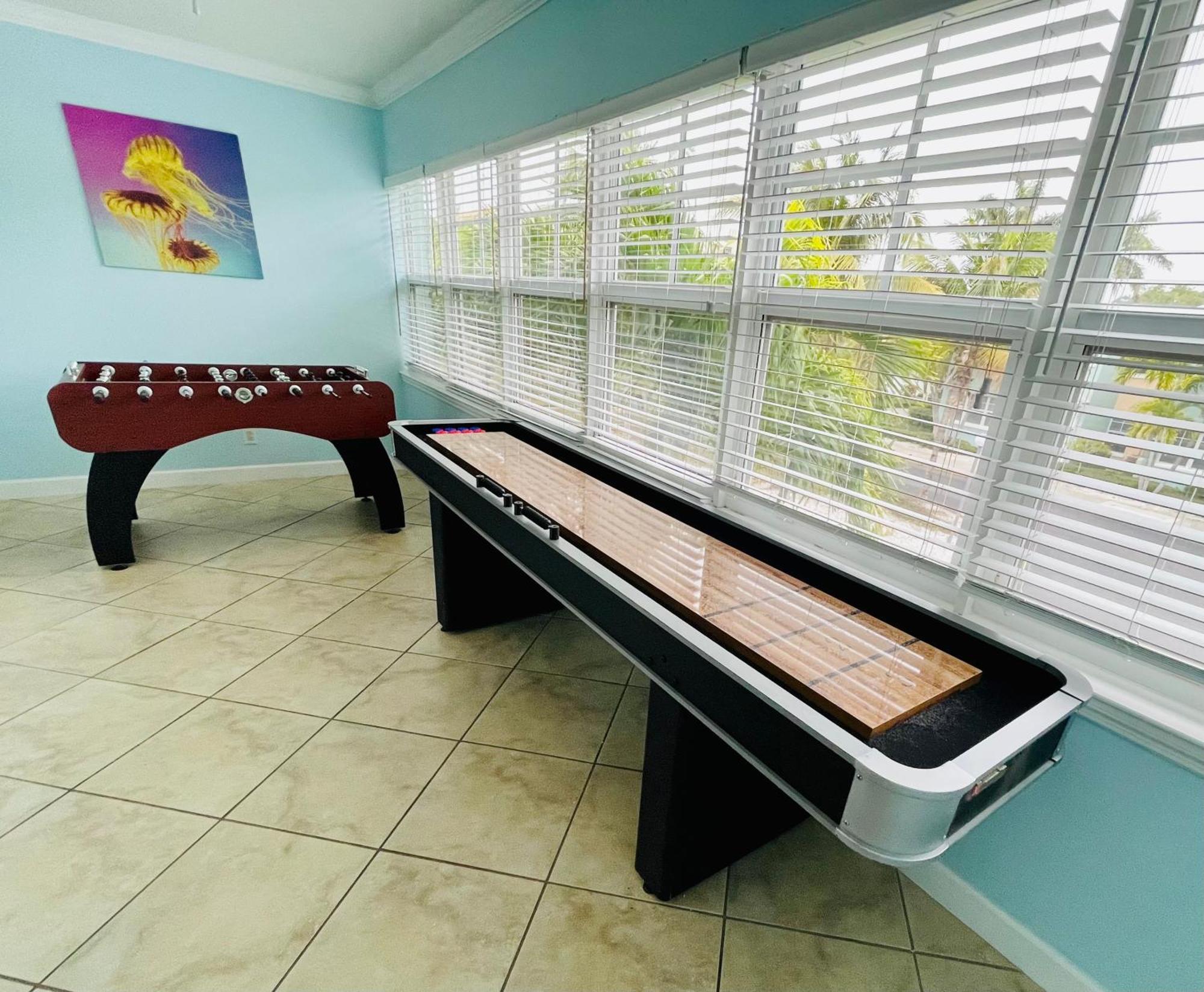 Apartment Gulf Coast Gem Private - 2bed, 1bath, Sleeps 6, Across The Street From & Gulf, Game Room, Pool *